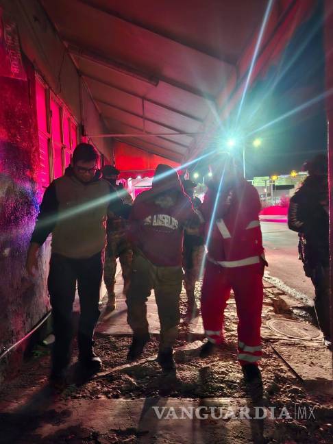 $!Elementos municipales entregan cobijas y bebidas calientes durante las noches frías.