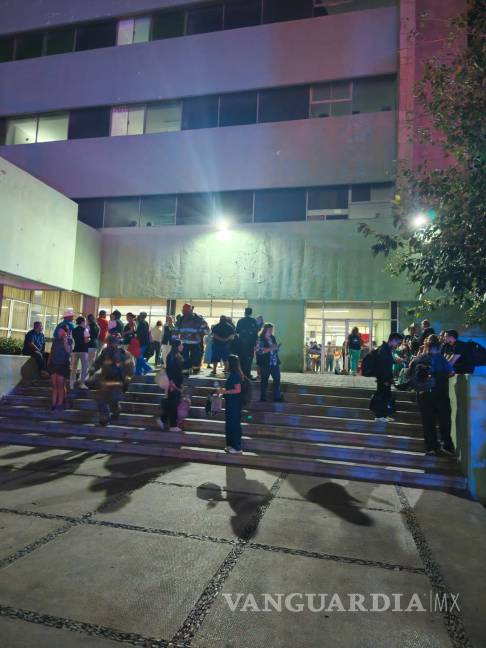 $!Personal médico y pacientes evacuaron la clínica 7 del IMSS en Monclova tras el incendio provocado por un cortocircuito.