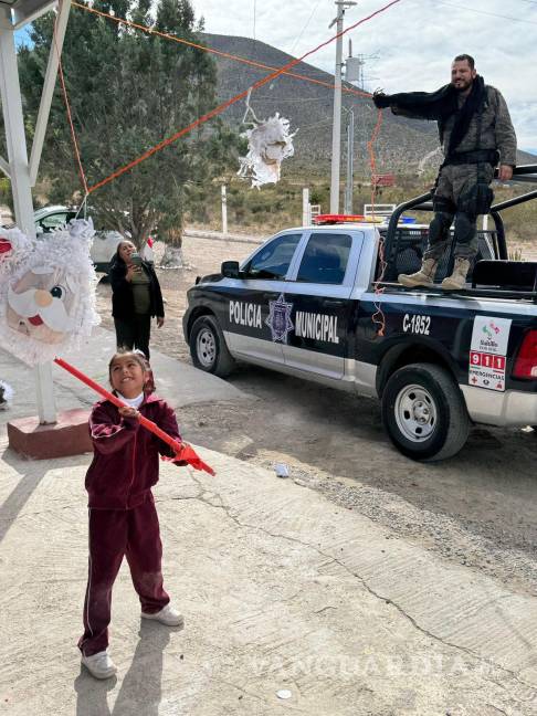 $!Los niños disfrutaron de la quiebra de piñatas, además de refrescos, pastel y bolos.