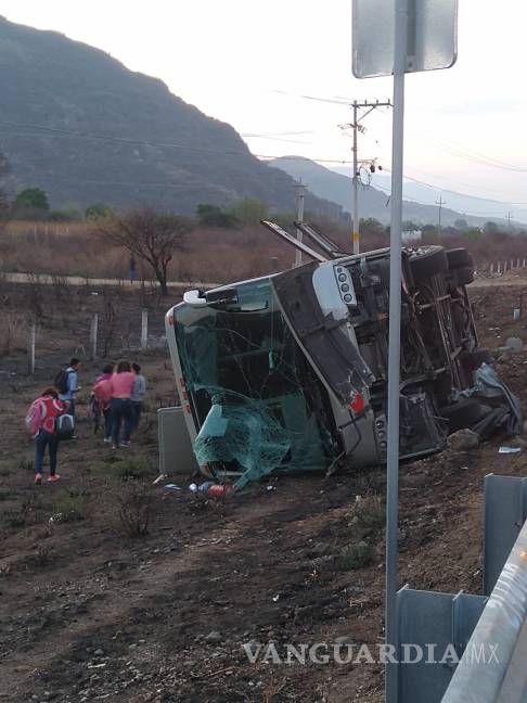 $!Deja al menos 20 heridos volcadura de autobús en Oaxaca