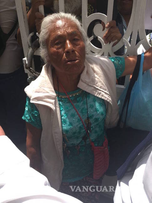 $!Anciana camina kilómetros para pedir ayuda a AMLO; fue echada por guardias de seguridad