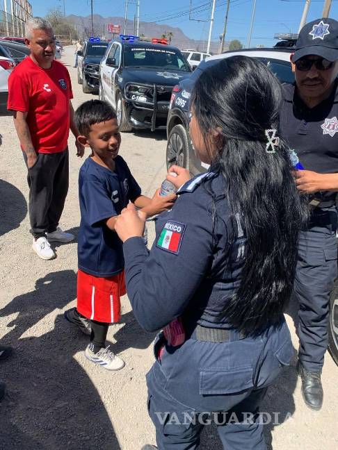 $!Oficiales conviven con habitantes de una colonia, como parte de las acciones de proximidad social implementadas por la Comisaría de Seguridad y Protección Ciudadana.