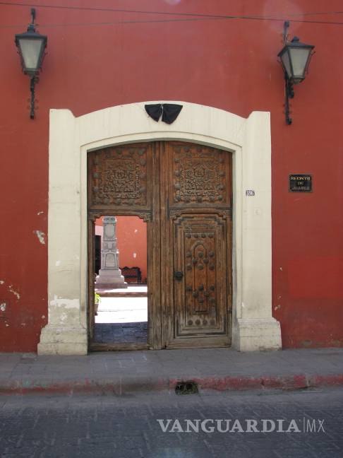 $!El Recinto de Juárez, inmueble de alto valor histórico, muestra severos daños estructurales ante la falta de atención por parte de las autoridades educativas, a quienes pertenece actualmente. Su deterioro avanza mientras las voces ciudadanas exigen su rescate.