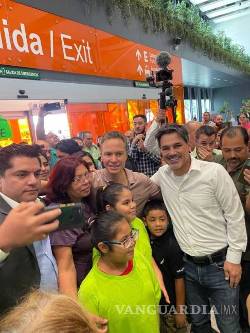 $!Junto a los simpatizantes de Manuel Velasco en el Aeropuerto Internacional de Monterrey también estuvo para recibirlo Patricio Zambrano, reconocido activista y ex candidato del PT, así como ex inquilino de Big Brother.