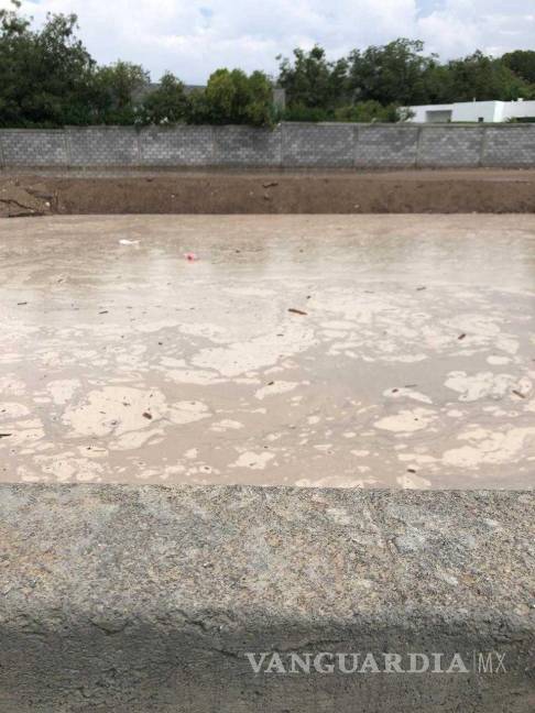 $!Agentes de Protección Civil de Saltillo revisaron el área afectada y evalúaron los riesgos derivados de la acumulación de agua.