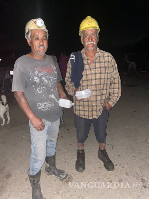 $!‘Puede que estén con vida’: trabajan en rescate de sus compañeros atrapados en mina inundada en Múzquiz