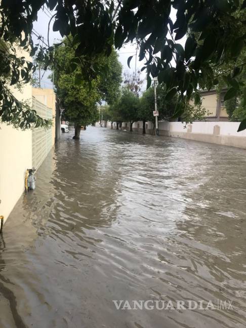 $!Una casa derrumbada y 8 vehículos varados fue el saldo de la lluvia en Saltillo