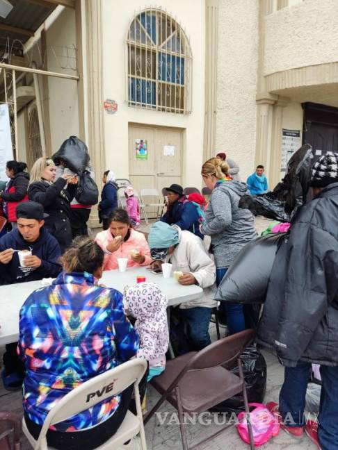 $!Para tomar fuerzas, los migrantes descansaron unas horas y comieron.