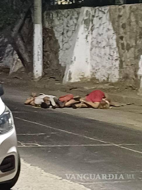 $!Hombres armados tiraron cuerpos sobre la avenida Diego Hurtado Mendoza. Dejaron los cadáveres de seis personas, cuatro hombres y dos mujeres