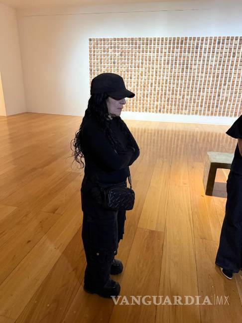 Exhibe Marco obras realizadas con prendas ensangrentadas de víctimas de feminicidio