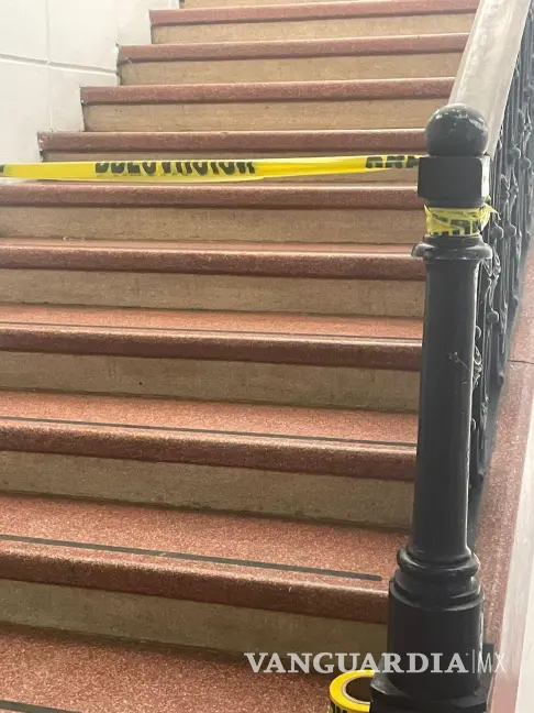 $!Trabajadores colocaron cinta amarilla en las instalaciones para bloquear el acceso a la primera planta del hospital.