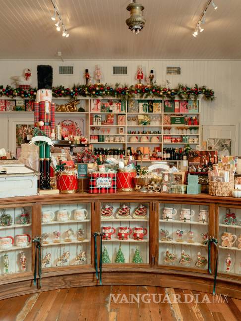 $!Esta foto, proporcionada por Ah Louis Store, muestra la tienda decorada para las fiestas en San Luis Obispo, California.