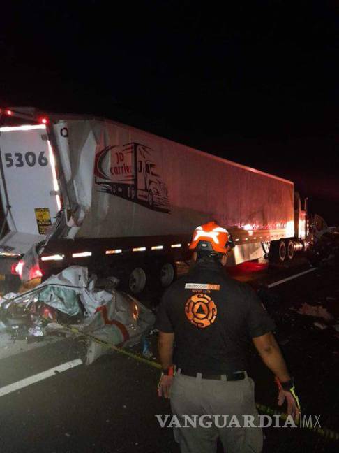 $!Choca ambulancia contra caja de tractocamión en Nuevo León, hay cuatro muertos