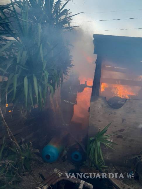 Quema de basura se sale de control y consume tejabanes en Ramos Arizpe