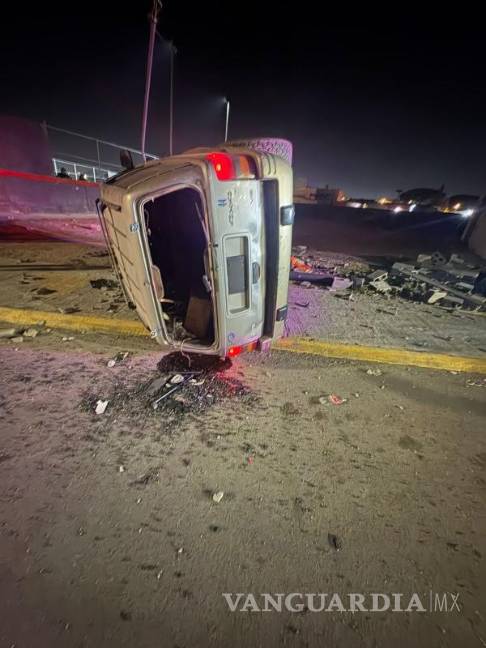 $!La Grand Cherokee terminó volcada sobre su costado izquierdo tras impactar una barda.