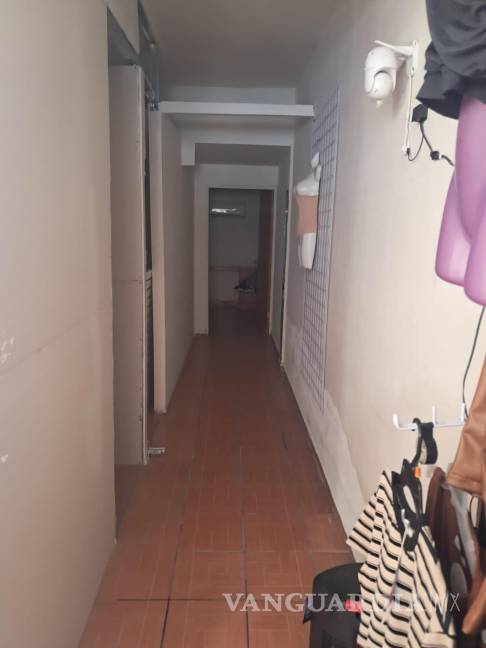 $!El pasillo interior que conducía a las habitaciones acondicionadas con camillas de masaje, donde se prestaban servicios no declarados.
