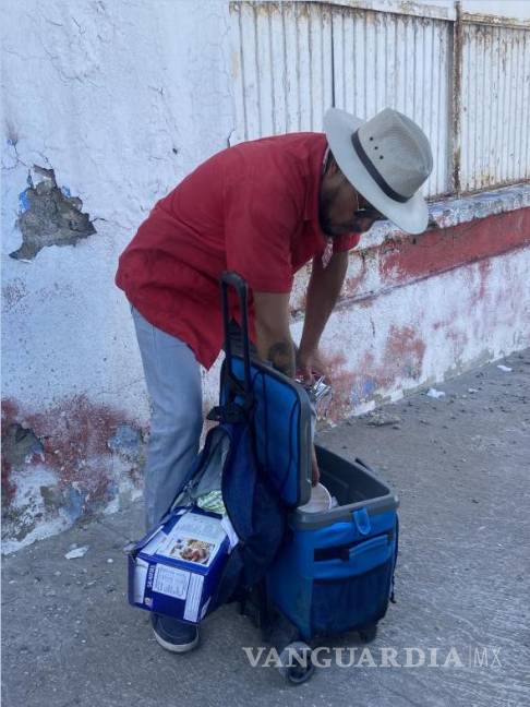 $!“Guillermo, empleado de Altos Hornos de México, ahora vende comida en las calles de Monclova para sobrevivir después del paro de labores.