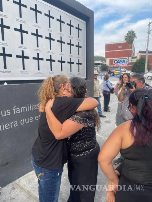 $!La vocera de los deudos, Samara Pérez Muñiz, afirmó que el escrito con la petición la entregarán en el Consulado de Estados Unidos en Monterrey.