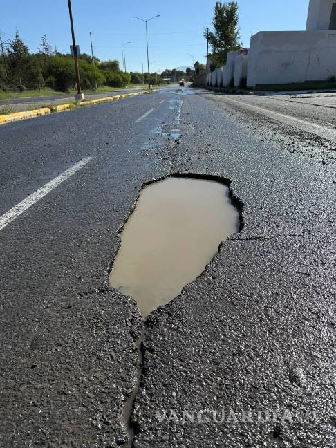 $!El acumulamiento de agua ocultó el bache, dificultando su detección por los conductores.