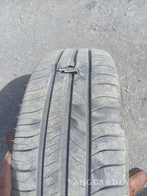 Caos en la Monterrey-Saltillo: más de 30 vehículos afectados por derrame de pedacería metálica