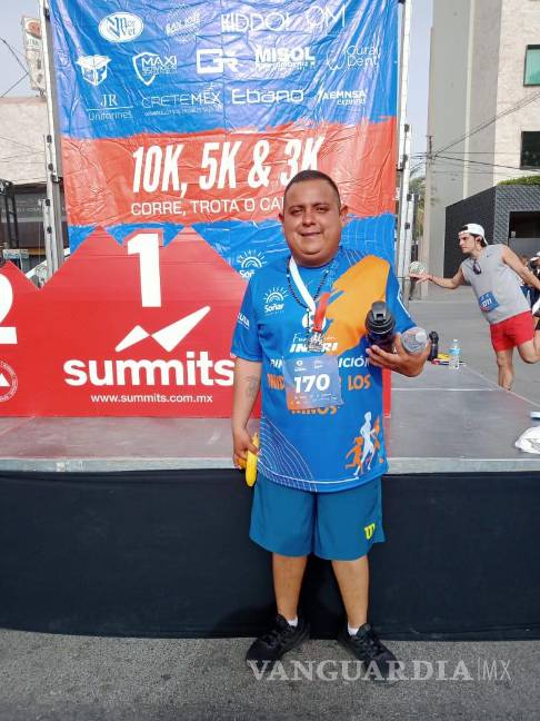 $!Javier comenzó su transformación en febrero, cuando pesaba 93 kilos y enfrentaba crisis hipertensivas; hoy, con 72 kilos, mantiene un estilo de vida activo y saludable gracias a la guía del programa del IMSS Coahuila.