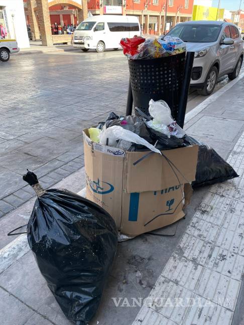 $!Algunas calles de la zona centro de Saltillo lucieron invadidas de basura.