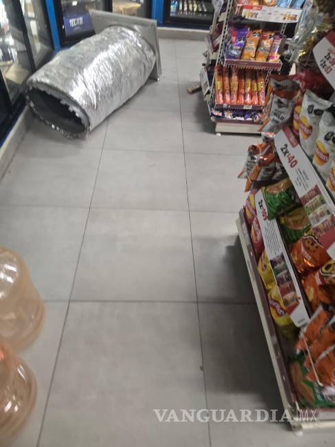 $!Policías municipales acudieron a la sucursal OXXO en Vista Hermosa luego de un reporte de robo.