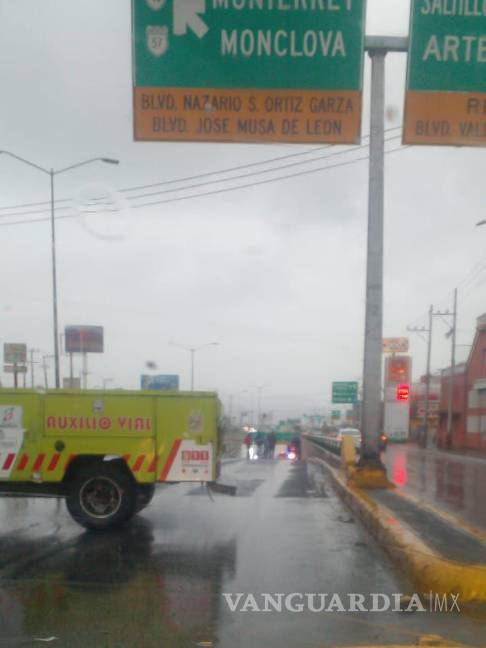 $!Un accidente múltiple obligó al cierre parcial del periférico Luis Echeverría Álvarez, donde autoridades activaron operativos preventivos por el pavimento mojado.