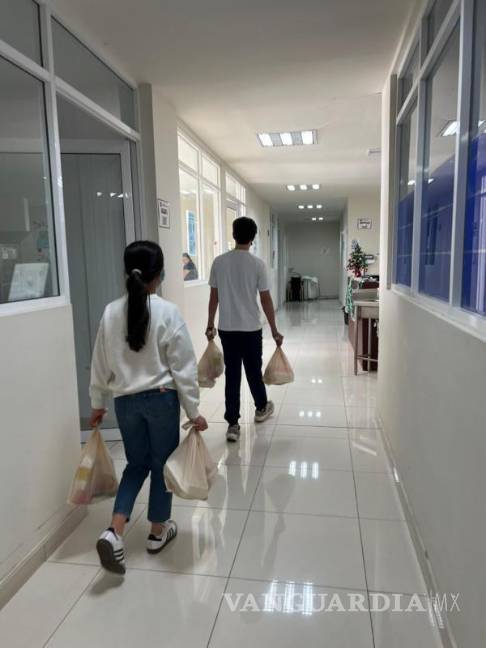 $!Voluntarios de Operación Pollo recorrieron hospitales, colonias y zonas marginadas para entregar cenas la noche del 24 de diciembre.