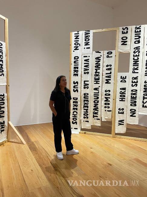 Exhibe MARCO muestra de fotografías de arreglos florales impregnados de fluidos corporales