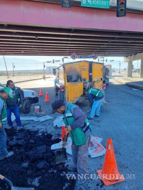 $!La reparación se llevó a cabo en el acceso que conecta hacia el norte de Saltillo, punto estratégico utilizado diariamente por trabajadores de las zonas industriales de la región.