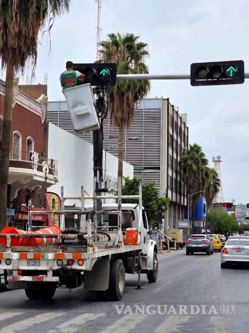 Dan mantenimiento preventivo a semáforos en el Centro de Torreón