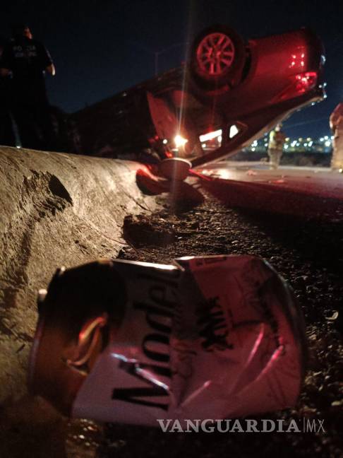 $!Dentro del vehículo se localizaron latas de cerveza, lo que refuerza la presunción de que el conductor manejaba en estado de ebriedad al momento del accidente.