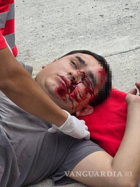 $!Paramédicos de Cruz Roja atendieron al lesionado en el lugar.