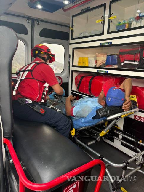 Vuelca tractocamión de Grúas San José en la carretera Saltillo–Monclova