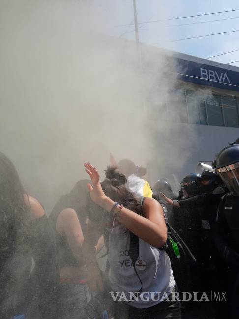 Encapsulan policías a protestantes de Marcha por la #MemoriaTrans en CDMX