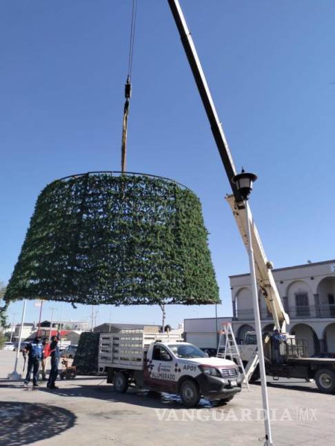 $!La plaza principal de Frontera se llena de espíritu festivo con la instalación del Gran Pino Navideño.