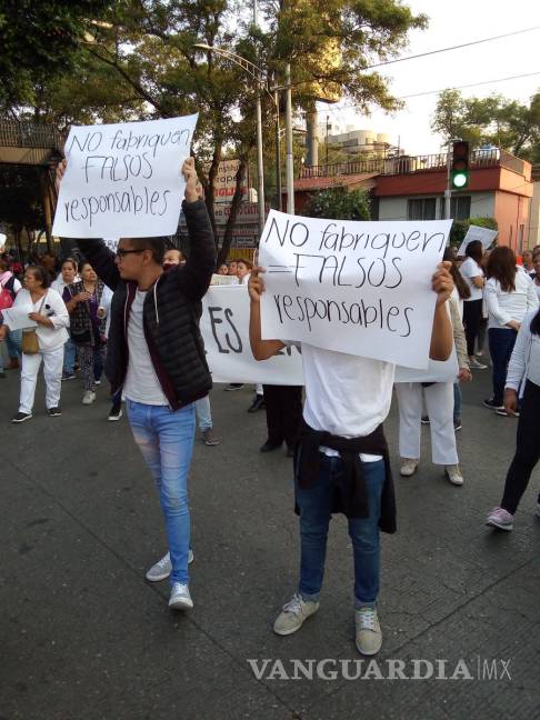 $!Feligreses bloquean calle en Tlalpan y exigen liberar a sacerdote acusado del homicidio de Leonardo Avendaño