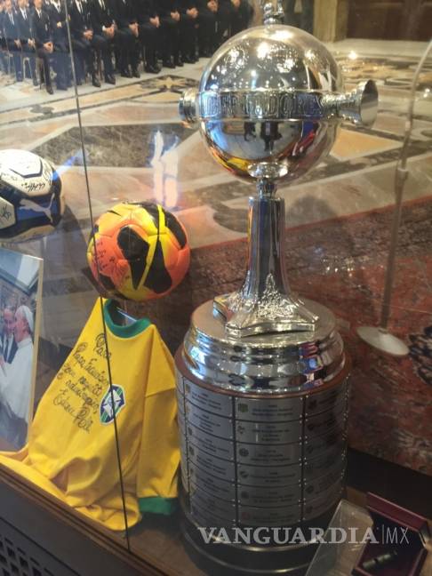 $!Camisas de Maradona, Messi y Pelé conquistan los Museos Vaticanos