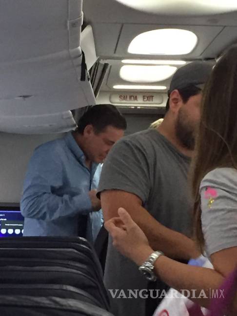 Eugenio Hernández es captado abordando un avión en Monterrey