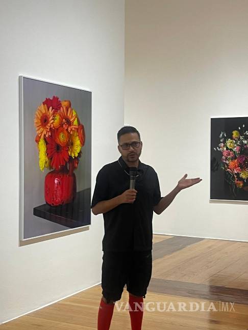 Exhibe MARCO muestra de fotografías de arreglos florales impregnados de fluidos corporales