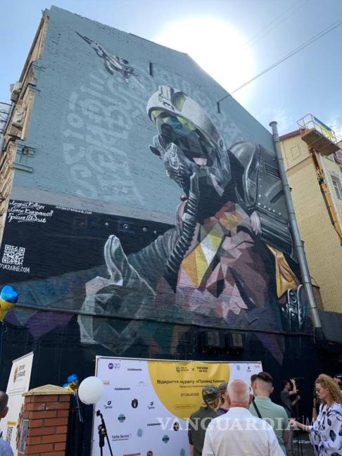 $!Personas miran el mural llamado “El fantasma de Kyiv”, dedicado a los pilotos de la fuerza aérea ucraniana en Kiev, Ucrania.