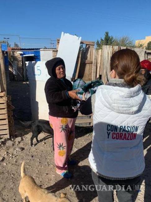 Entrega diputada de Saltillo, María Bárbara Cepeda, alimentos y cobijas a familias vulnerables