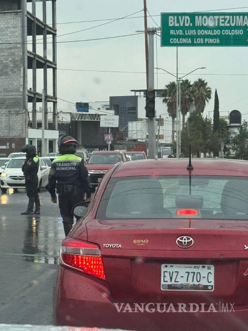 $!Las lluvias provocaron encharcamientos y acumulación de agua en avenidas principales de Saltillo, dificultando el tránsito vehicular.