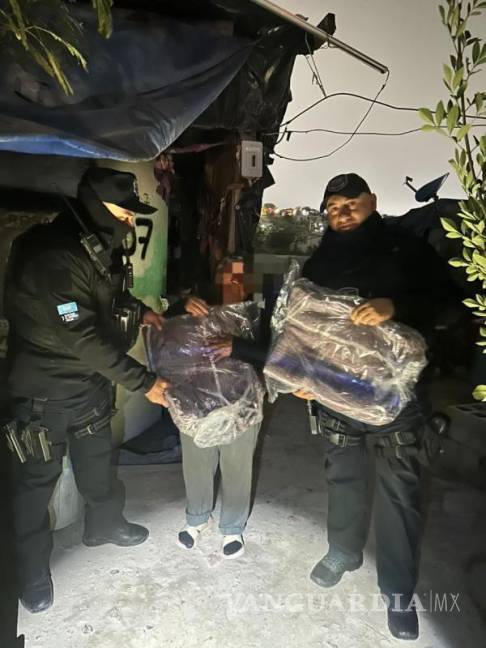 $!Una madre recibe cobijas en su hogar, agradeciendo el respaldo de la Policía Civil Coahuila.