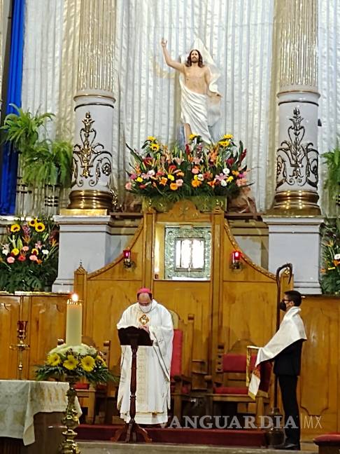 $!Ofician misa de Sábado de Gloria en la Iglesia del Santo Cristo de Saltillo