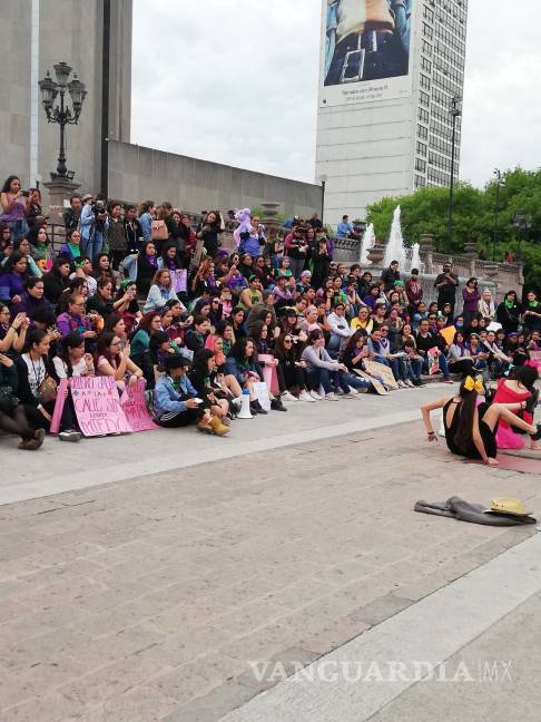 $!Mujeres 'pintan' de morado la Macroplaza de Monterrey