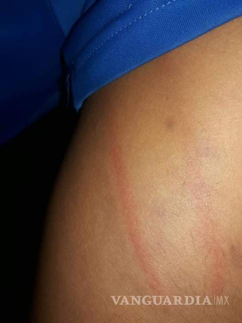 $!Madre golpea a su hijo con un cable en Castaños, Coahuila