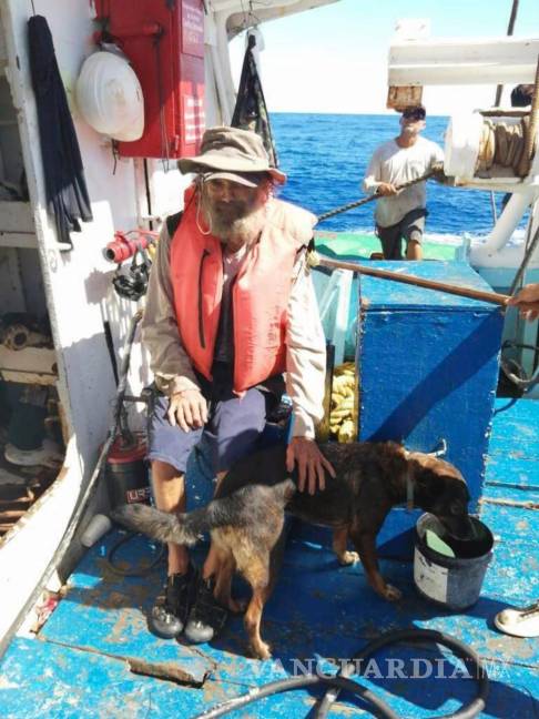 $!Tim Shaddock permanece sentado con su perra Bella tras ser rescatado por un buque atunero mexicano en aguas internacionales del Pacífico.