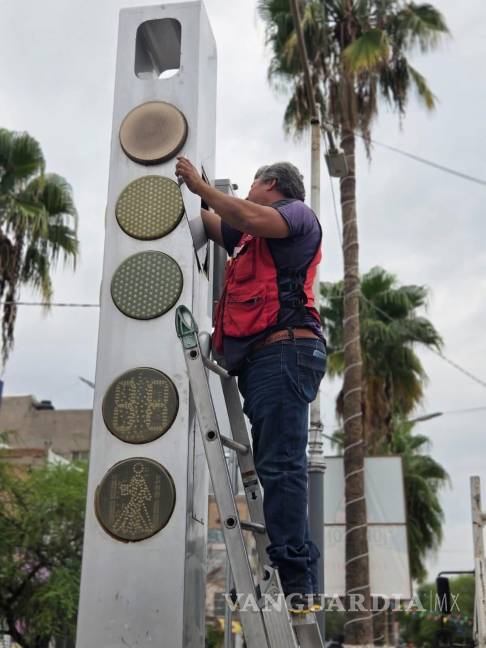 $!Técnicos verifican el funcionamiento de luces y sistemas de control.